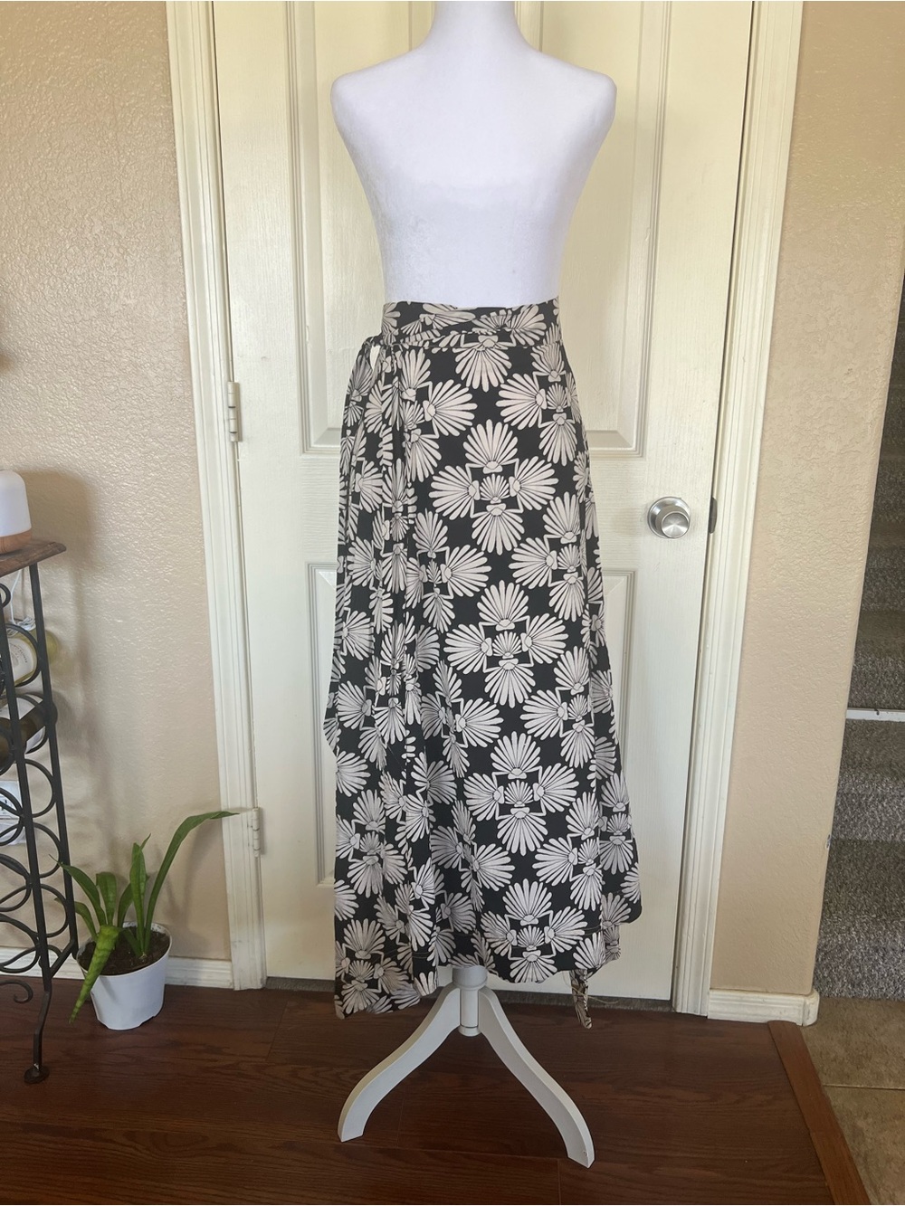 Free People Black Cream Floral Wrap Midi Skirt Handkerchief Hem Boho - Picture 4 of 10
